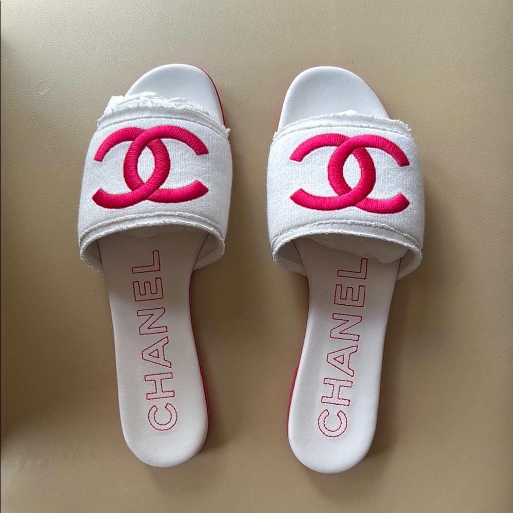 Chanel 24C White Fuchsia Pink CC Logo Fabric Knit
Mule Slide Slip On Sandal 40